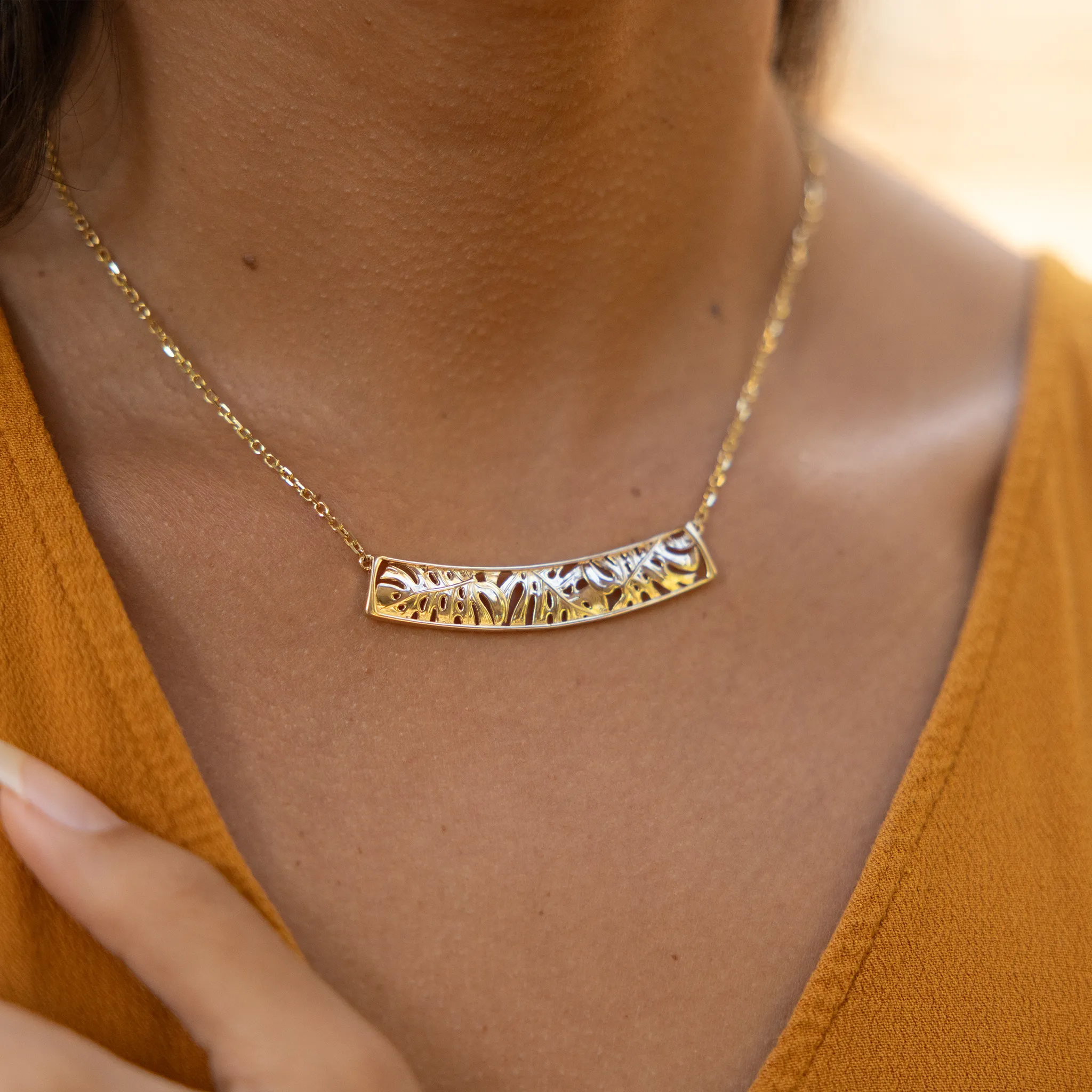 16-18" Adjustable Monstera Necklace in Gold - 55mm