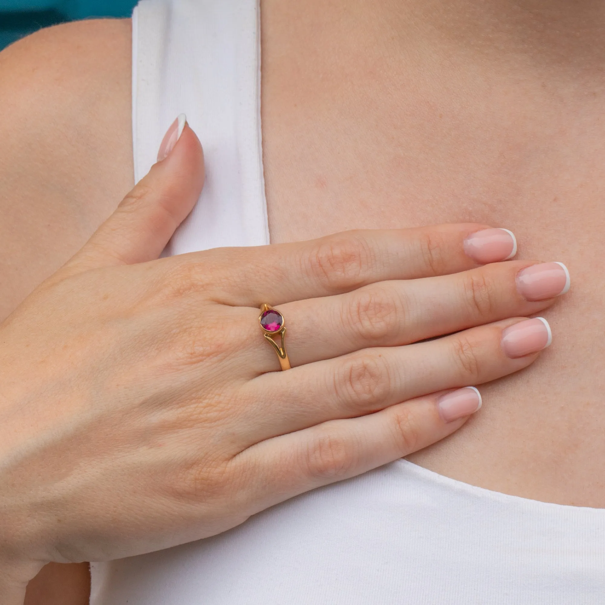 Antique 18ct Gold Garnet Solitaire Ring, c.1913