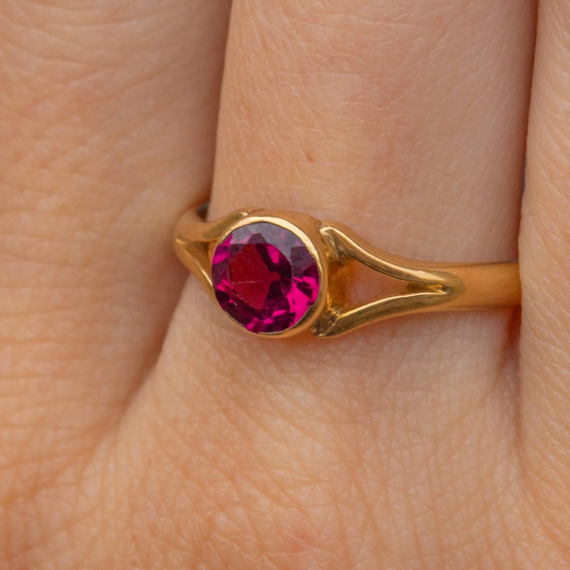 Antique 18ct Gold Garnet Solitaire Ring, c.1913